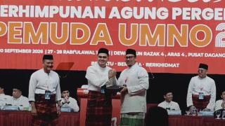 Image from: "Macam Mana Dia Masukkan?", Tertanya-tanya, Rupanya Ini Cara Buat Rehal Dari Sekeping Papan
