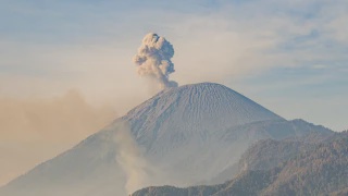 Image from: Gunung Semeru Meletus Tiga Kali, Kepulan Abu Cecah 1,000 Meter