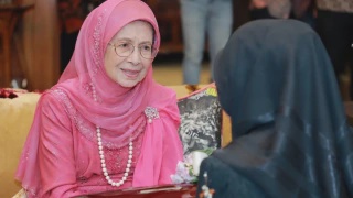 Image from: “Selagi Digunakan, Pahalanya Mengalir...” Pemuda Sumbang Keperluan Surau Atas Nama Tun Dr Hasmah Raih Pujian Ramai