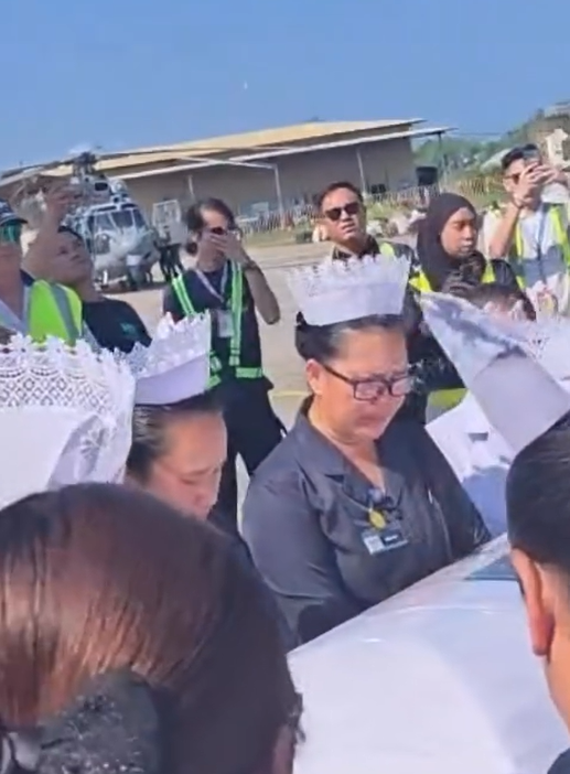 Image from: “Kau Lah Wirawati Negara Kami” - Rakan Sebak Iringi Kepulangan Debra
