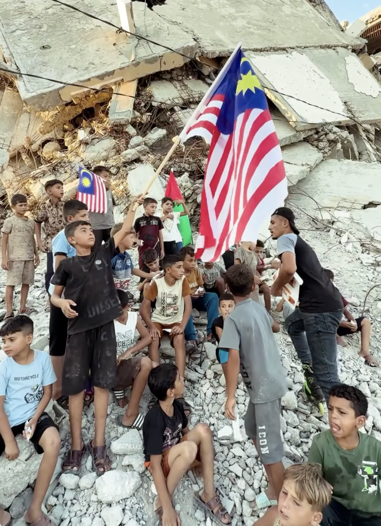 Image from: "Tanda Kasih," Penduduk Gaza Kibar Jalur Gemilang, Rai Hari Malaysia
