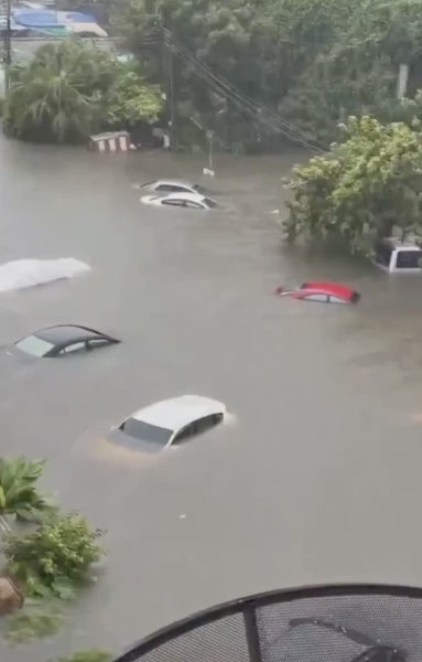 Image from: Kereta Banyak Tenggelam, Bencana Banjir Diisytihar Di Seluruh Bangkok