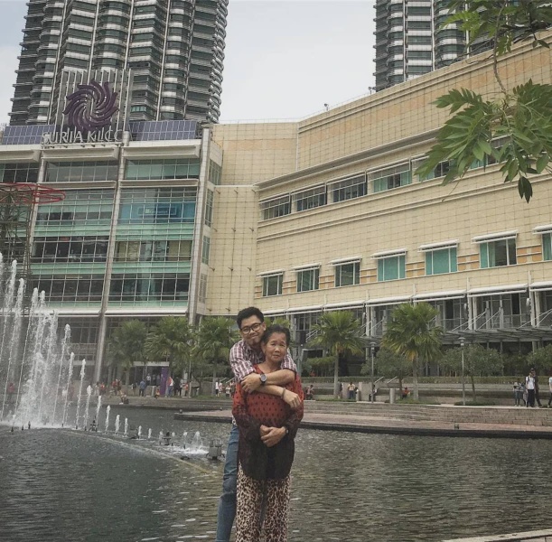 Image from: “Mak, Kali Ini Biar Anak Mak Pula Yang Belanja...” Kisah Anak Bawa Ibu Ke Kuala Lumpur Buat Ramai Tersentuh