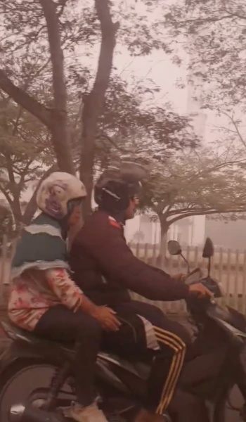 Image from: Dah Macam Filem Era 80-an, Wanita Malaysia Tergamam, Kongsi Keadaan Langit Bertukar Oren Di Kalimantan