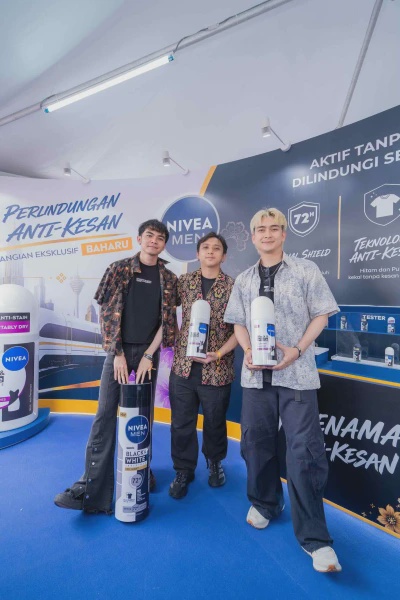 Image from: NIVEA Perkenal Deodoran Black & White Invisible Di Keretapi Sarong 2026