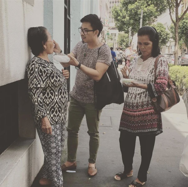 Image from: “Mak, Kali Ini Biar Anak Mak Pula Yang Belanja...” Kisah Anak Bawa Ibu Ke Kuala Lumpur Buat Ramai Tersentuh