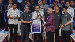 Image from: “Dah Cukup Sebulan, Masih Tiada Perkembangan” - Isteri Loe Solo Terus Menanti Berita Suami Hilang Di Nepal
