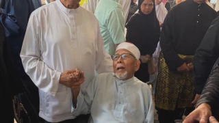 Image from: “Saya Harap Dapat Peluk Tok Buat Kali Terakhir, Dengar Suara Tok Sekali Lagi,” - Cucu Allahyarhamah Tun Hasmah