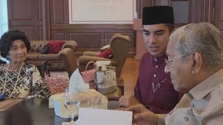 Image from: “Saddiq Dan Bella Tak Dapat Tunaikan Hajat Tun...” Syed Saddiq Luah Rasa Pilu, Kenang Pertemuan Terakhir Dengan Tun Dr Siti Hasmah