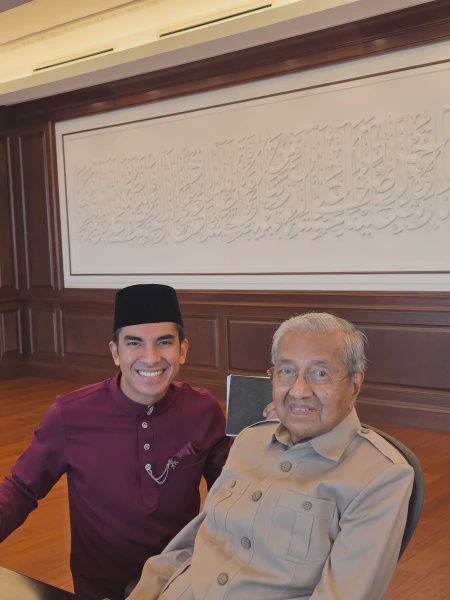Image from: Syed Saddiq Hantar Kad Jemputan Kepada Tun Mahathir & Isteri, Sempat Minta Petua Kahwin
