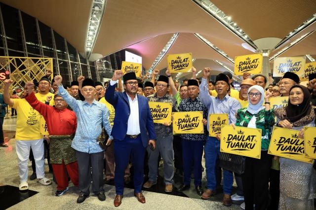 Image from: Tuanku Muhriz Tiba Di Tanah Air, Zahir Penghargaan Atas Sokongan
