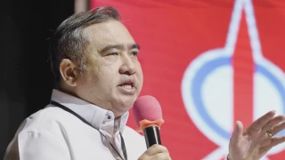 Image from: Anthony Loke Kekal Pendirian Letak Jawatan, Serah Surat Sekembali Dari China
