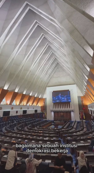 Image from: Lelaki Indonesia Teruja Pertama Kali Masuk Parlimen Malaysia, Puji Sifat Keterbukaan Negara