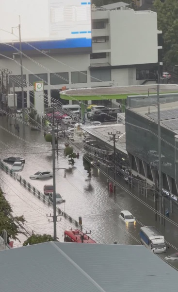 Image from: Kereta Banyak Tenggelam, Bencana Banjir Diisytihar Di Seluruh Bangkok