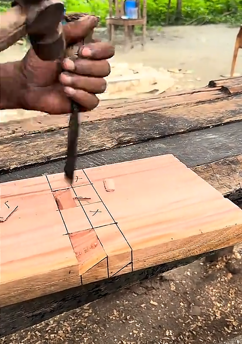 Image from: "Macam Mana Dia Masukkan?", Tertanya-tanya, Rupanya Ini Cara Buat Rehal Dari Sekeping Papan