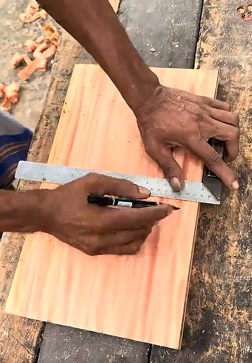 Image from: "Macam Mana Dia Masukkan?", Tertanya-tanya, Rupanya Ini Cara Buat Rehal Dari Sekeping Papan