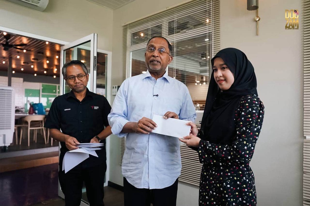 Image from: Sembilan Mahasiswa Terjejas Kebakaran Kampung Numbak Terima Bantuan RM3,000 Setiap Seorang