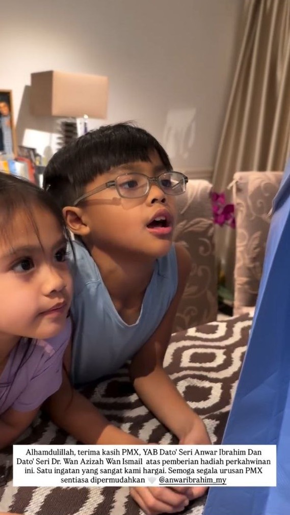 Image from: PM Anwar Titip Hadiah Kahwin Buat Bella & Syed Saddiq, Ayden Siap Bacakan Kad Ucapan