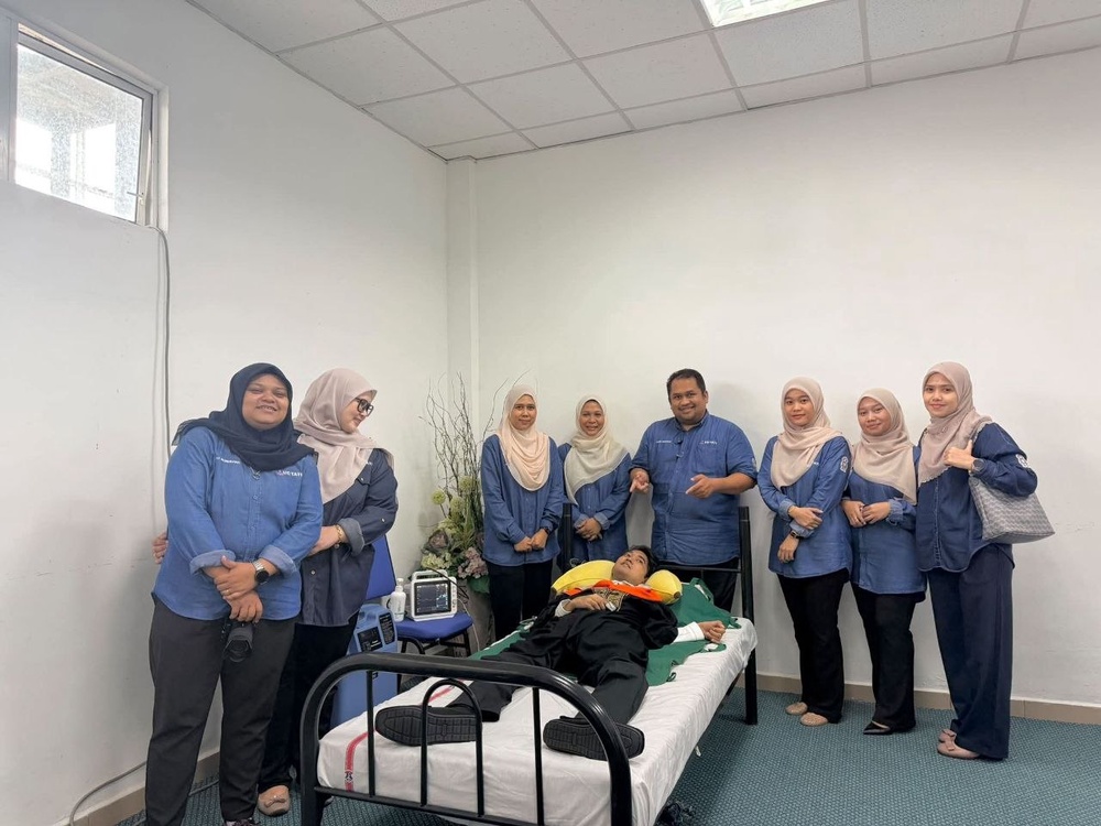 Image from: Rentas Tiga Negeri Naik Ambulans Demi Konvo, Kisah Afiq Genggam Ijazah Undang Sebak