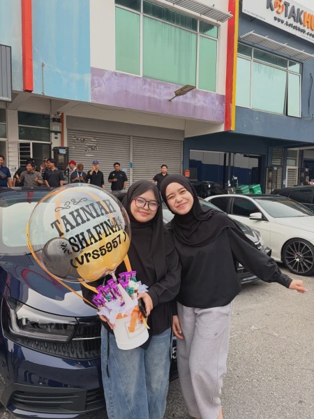 Image from: Tak Sampai Setahun Bekerja, Wanita Berjaya Beli Kereta Diraikan Rakan Sekerja