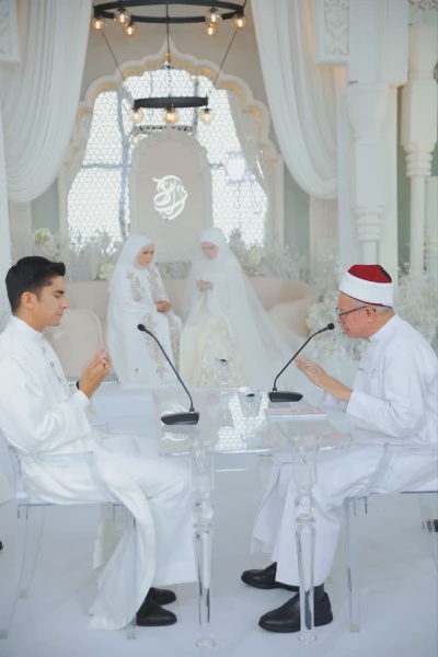 Image from: Terbalikkan Tangan Ketika Berdoa Di Majlis Nikah Syed Saddiq-Bella, Dr Zulkifli Beri Penjelasan