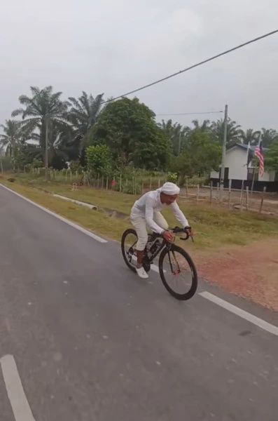 Image from: Usia Lebih 60 Tahun, Pakcik Ariffin Berjaya Tamatkan Larian Denai 30KM Berkaki Ayam