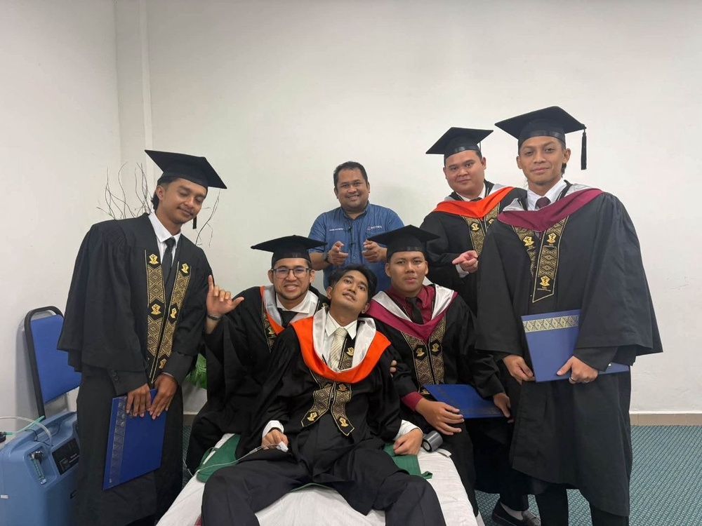 Image from: Rentas Tiga Negeri Naik Ambulans Demi Konvo, Kisah Afiq Genggam Ijazah Undang Sebak