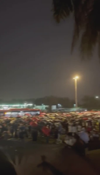 Image from: Hari Pertama F1 Sesak, Berjam-Jam Tunggu Bas Sampai Ada Yang Pilih Jalan Kaki