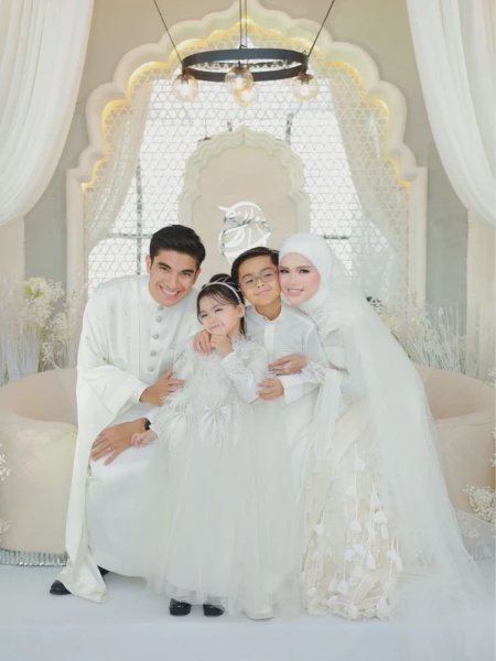 Image from: PM Anwar Titip Hadiah Kahwin Buat Bella & Syed Saddiq, Ayden Siap Bacakan Kad Ucapan