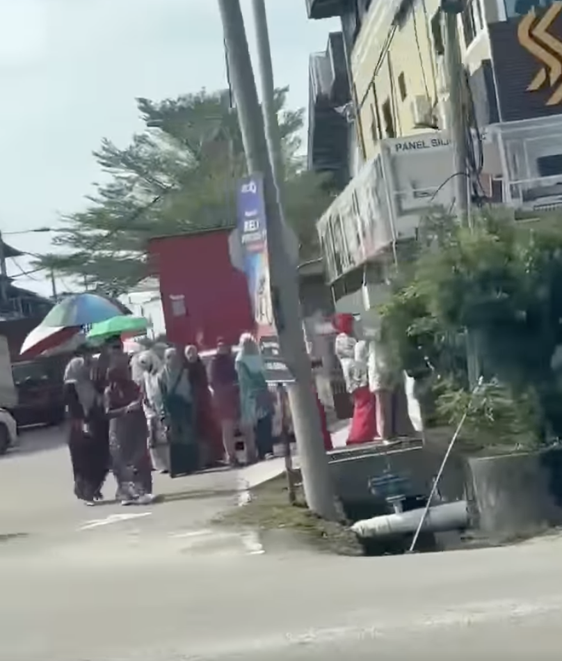 Image from: Penangan BASS, Orang Mula Beratur Seawal Jam 8 Pagi Bagi Hadiri Resepsi Di Muar