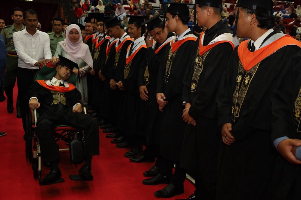 Image from: Rentas Tiga Negeri Naik Ambulans Demi Konvo, Kisah Afiq Genggam Ijazah Undang Sebak