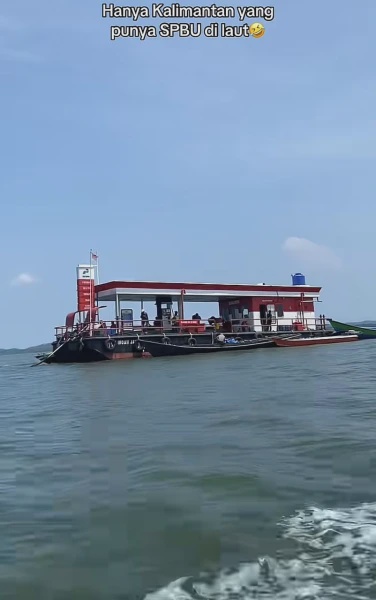 Image from: Bukan Di Darat, Stesen Minyak Pertamina Ini Terapung Di Tengah Laut Di Kalimantan