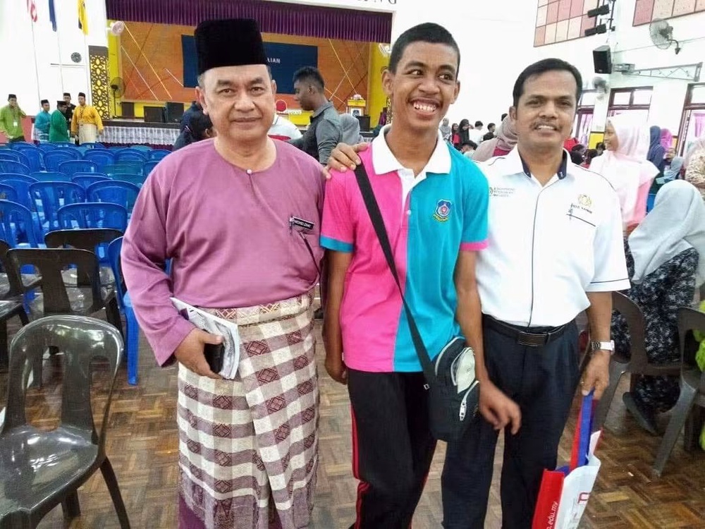Image from: Dulu Doktor Maklum Mungkin Tak Boleh Berjalan, Kini Pemuda Cerebral Palsy Syukur- “Alhamdulillah, Hasil Ibu Saya Boleh Berjalan”
