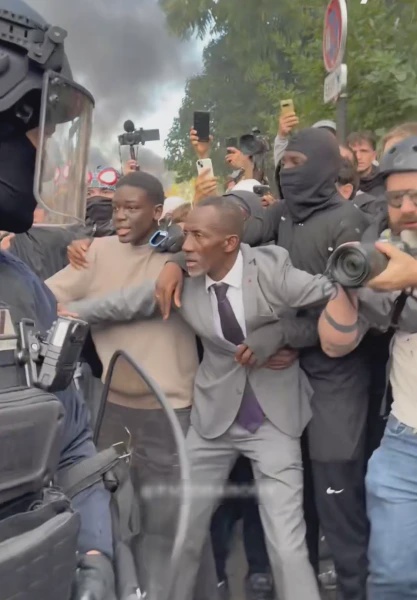 Image from: Berani Campur Tangan, Datuk Bandar Saint-Denis Jadi ‘Human Shield’ Lindungi Pelajar