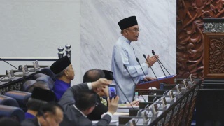 Image from: “Fit Check” Dari Beg Hingga Samping, Ini Keunikan Busana Anwar Sempena Belanjawan 2027