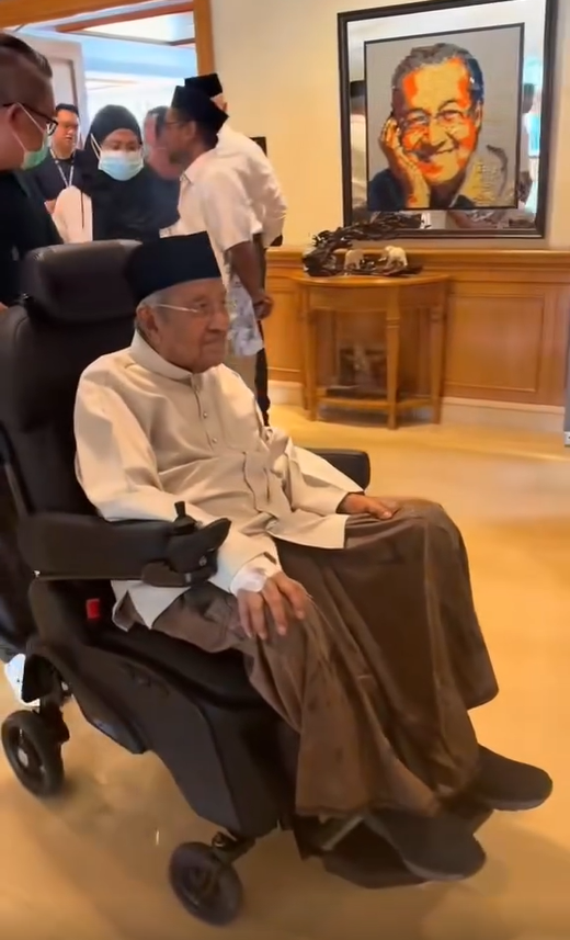 Image from: Senyuman Tun M Curi Perhatian Ketika Majlis Tahlil Allahyarhamah Tun Hasmah
