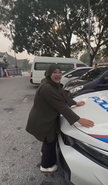 Image from: Mengidam Nak Naik Kereta Peronda Polis, Bakal Ibu Terharu Hasrat Akhirnya Tercapai