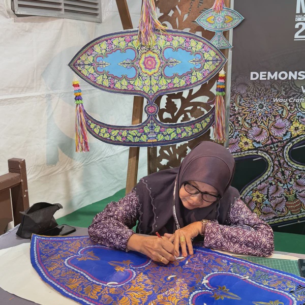 Image from: Minat Atau Sekadar Fesyen, Ini Detail Disebalik Baju Tradisional Sampai Gen-Z Pun Suka Pakai