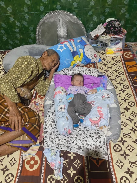 Image from: “Semoga Bapa Panjang Umur” Doa Anak Undang Sebak, Bapa Akhirnya Timang Cucu Pertama Di Usia 80 Tahun