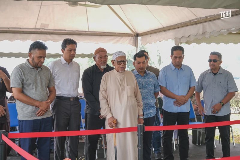 Image from: Abdul Hadi Ziarah Pusara Tun Hasmah, Imamkan Solat Jenazah