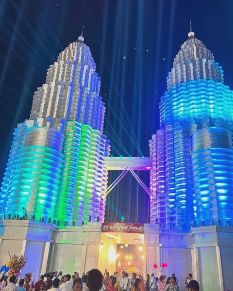 Image from: Jadi Tarikan Baharu, 'Mini' KLCC Bernilai RM1.29 Juta Megah Berdiri Di India