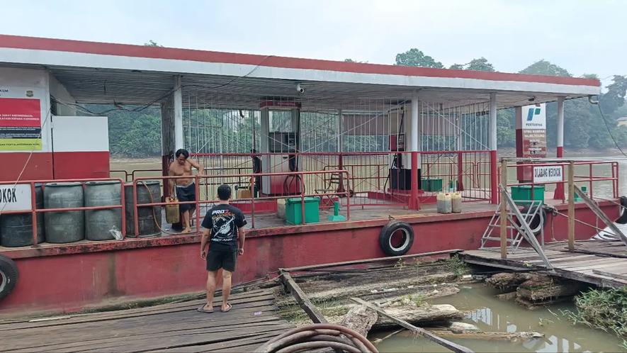 Image from: Bukan Di Darat, Stesen Minyak Pertamina Ini Terapung Di Tengah Laut Di Kalimantan
