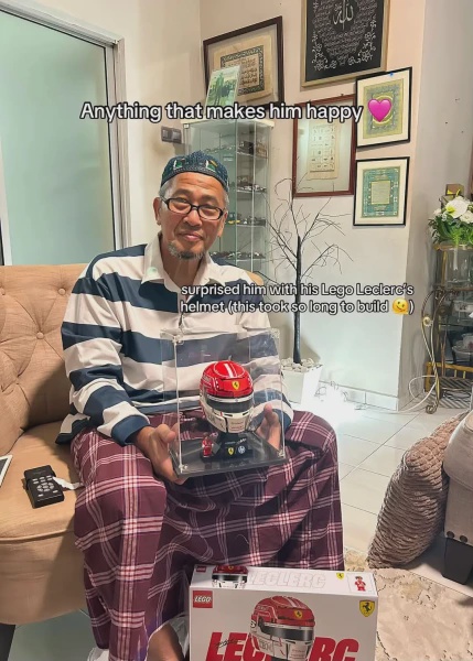 Image from: “Peminat Tegar Yang Sebenar..." Wanita Kongsi Koleksi F1 Milik Ayah, Macam-Macam Ada