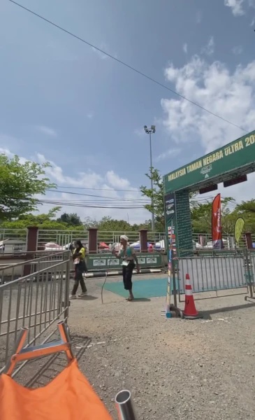Image from: Usia Lebih 60 Tahun, Pakcik Ariffin Berjaya Tamatkan Larian Denai 30KM Berkaki Ayam