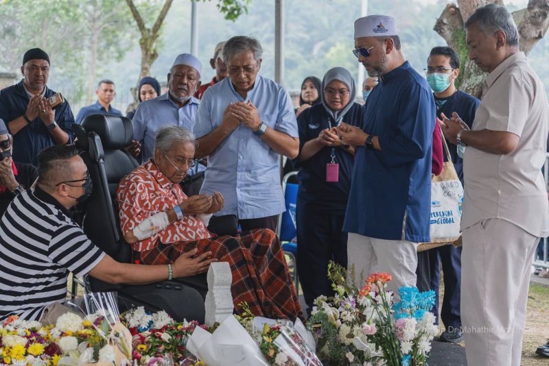 Image from: Wajah Tun M Sayu Ziarah Pusara Tun Dr Hasmah
