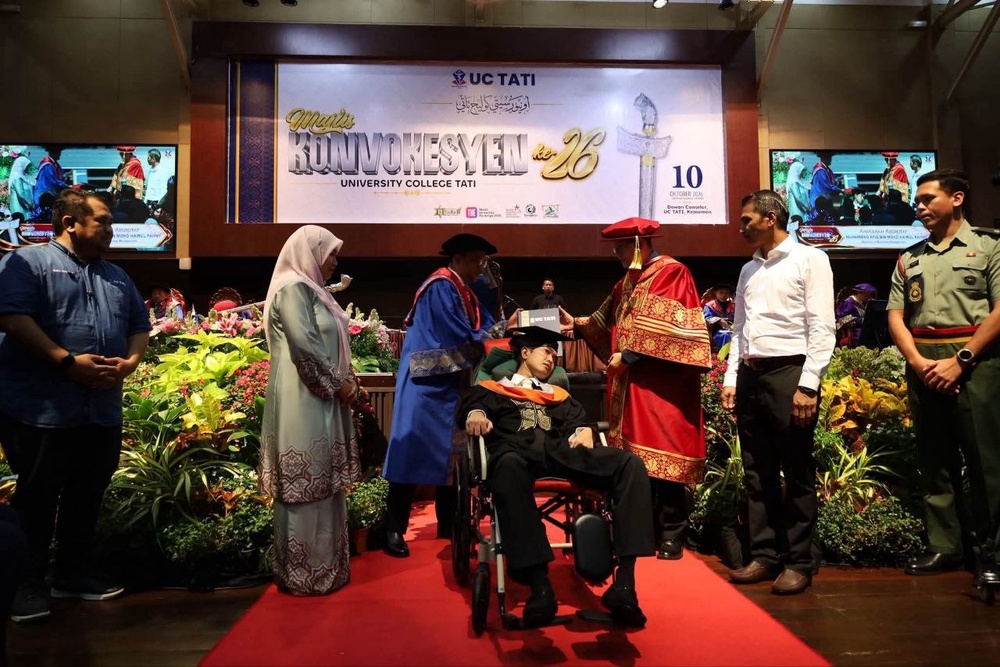 Image from: Rentas Tiga Negeri Naik Ambulans Demi Konvo, Kisah Afiq Genggam Ijazah Undang Sebak