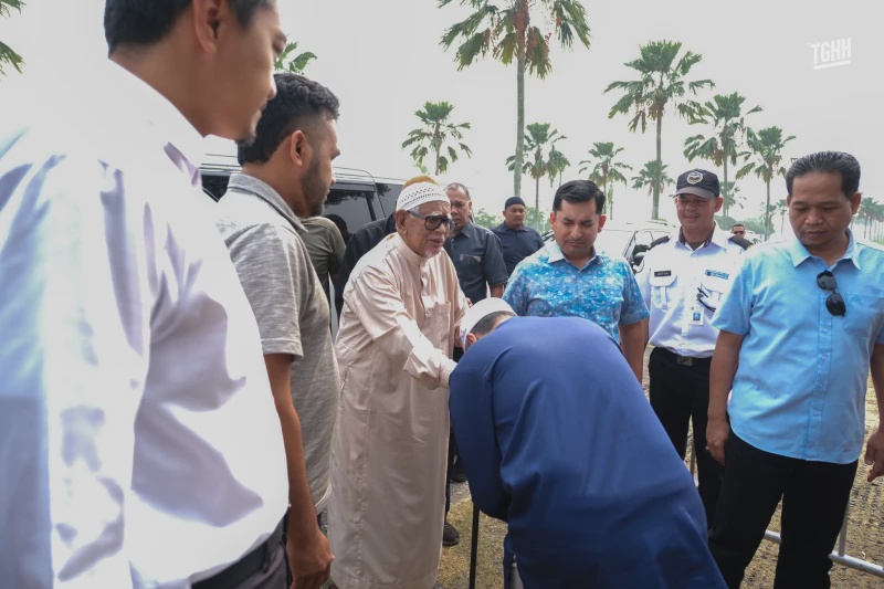 Image from: Abdul Hadi Ziarah Pusara Tun Hasmah, Imamkan Solat Jenazah