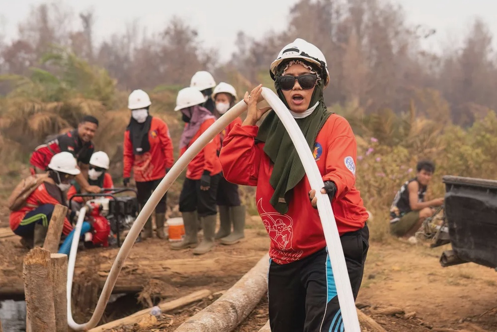 Image from: Power Of Mama! Para Ibu Di Kalimantan 'Turun Padang', Bantu Kawal Kebakaran
