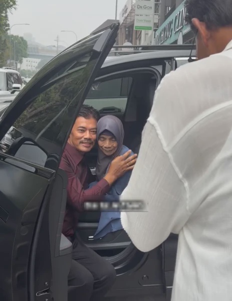 Image from: "Hero Sebenar Keluarga Kami..." Berkorban Jaga Ibu, Azhan Rani Beri Adik Hadiah Kereta