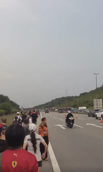 Image from: Hari Pertama F1 Sesak, Berjam-Jam Tunggu Bas Sampai Ada Yang Pilih Jalan Kaki